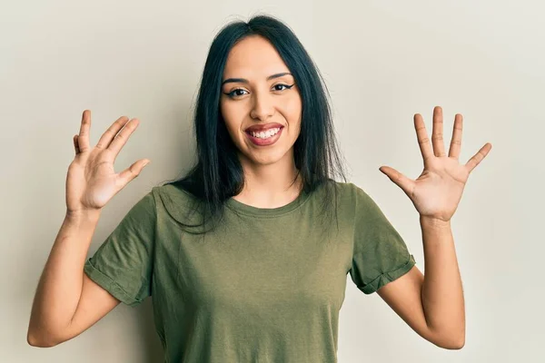 Jong Hispanic Meisje Dragen Casual Shirt Tonen Wijzen Met Vingers — Stockfoto