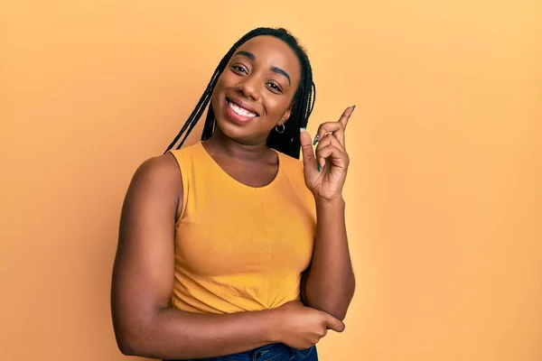 Молода Афроамериканка Одягнена Повсякденний Одяг Великою Посмішкою Обличчі Вказує Рукою — стокове фото