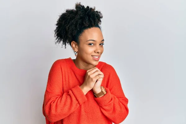 Νεαρή Αφρο Αμερικανίδα Που Φοράει Καθημερινά Ρούχα Γελώντας Νευρική Και — Φωτογραφία Αρχείου