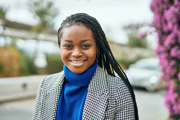 Giovane Donna Affari Afroamericana Sorridente Felice Piedi Alla Città — Foto Stock