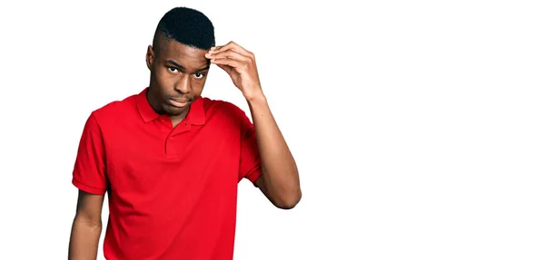 Młody Afroamerykanin Czerwonej Koszuli Zmartwiony Zestresowany Problemem Ręką Czole Nerwowy — Zdjęcie stockowe