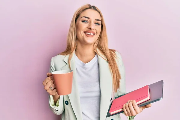 Giovane Donna Caucasica Bere Una Tazza Caffè Tenere Computer Portatile — Foto Stock