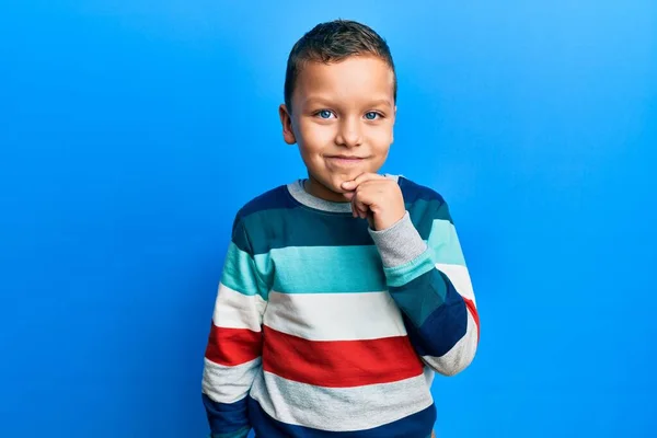 Der Kleine Junge Gestreiften Pullover Lächelt Selbstbewusst Die Kamera Die — Stockfoto