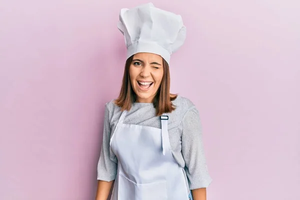 Joven Hermosa Mujer Con Uniforme Cocinero Profesional Sombrero Guiño Mirando — Foto de Stock