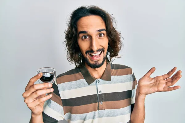 Jeune Homme Hispanique Boire Une Tasse Café Célébrant Réalisation Avec — Photo