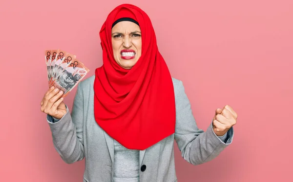 Красива Іспаномовна Жінка Ісламському Хіджабі Тримає Банкноти Австралійських Доларів Роздратований — стокове фото
