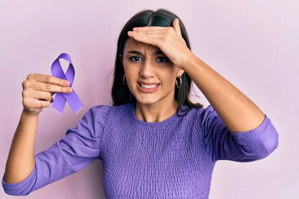Mujer Hispana Joven Sosteniendo Conciencia Cinta Púrpura Estresada Frustrada Con — Foto de Stock