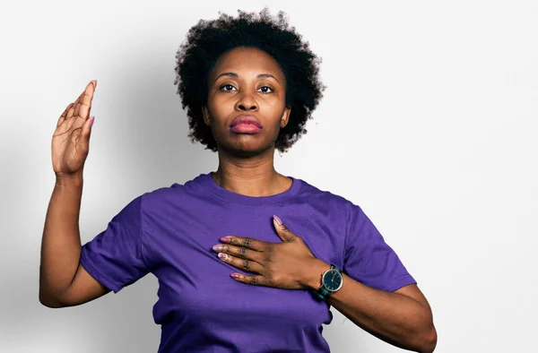 Afrikansk Amerikansk Kvinna Med Afro Hår Bär Casual Lila Tröja — Stockfoto