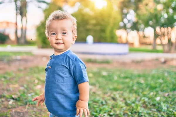 Милий Щасливий Маленький Хлопчик Розважається Парку Сонячний День Красиве Блондинка — стокове фото