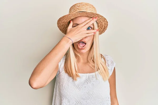 Chica Rubia Joven Con Sombrero Verano Asomándose Shock Cubriendo Cara —  Fotos de Stock