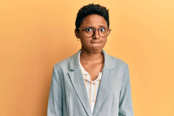 Chica Afroamericana Joven Con Chaqueta Negocios Gafas Hinchando Mejillas Con —  Fotos de Stock