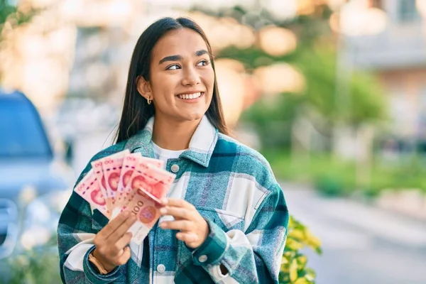 Menina Latina Sorrindo Feliz Contando Notas Yuan Chinês Cidade — Fotografia de Stock