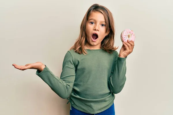 Liten Vacker Flicka Som Håller Välsmakande Färgglada Munk Fira Prestation — Stockfoto