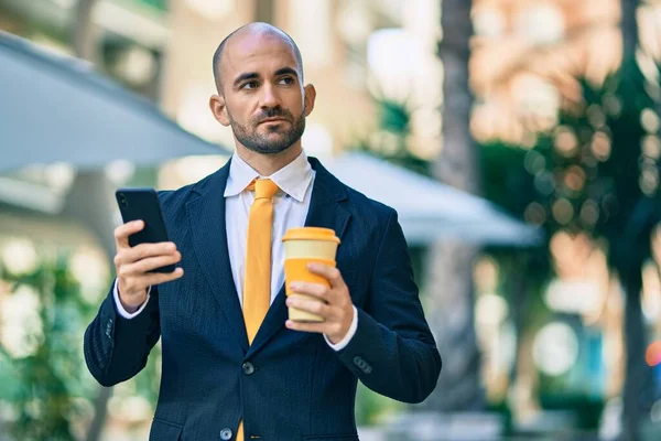 Jovem Hispânico Homem Negócios Careca Com Expressão Séria Usando Smartphone — Fotografia de Stock
