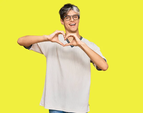 Joven Hombre Hispano Con Ropa Casual Gafas Sonriendo Amor Mostrando — Foto de Stock