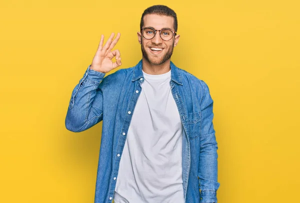 Ung Kaukasier Man Bär Casual Kläder Ler Positivt Gör Tecken — Stockfoto