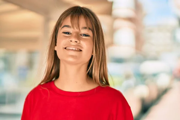 Caucasiano Adolescente Menina Sorrindo Feliz Cidade — Fotografia de Stock