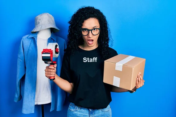 Mujer Hispana Joven Con Pelo Rizado Usando Camiseta Del Personal —  Fotos de Stock