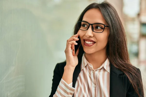 Genç Spanyol Kadını Gülümsüyor Şehirdeki Akıllı Telefondan Mutlu Bir Şekilde — Stok fotoğraf