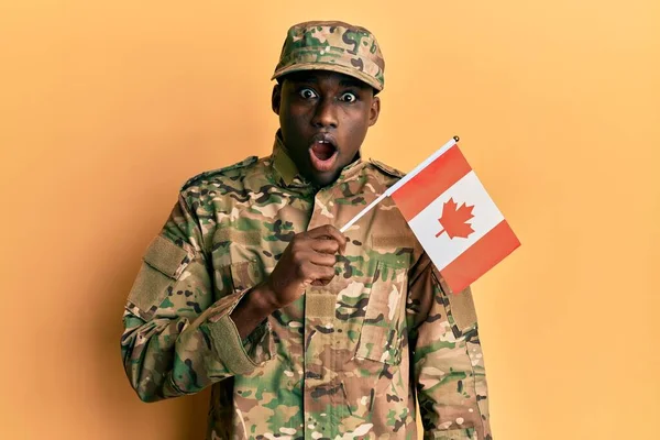 Jeune Homme Afro Américain Portant Uniforme Armée Tenant Drapeau Canadien — Photo