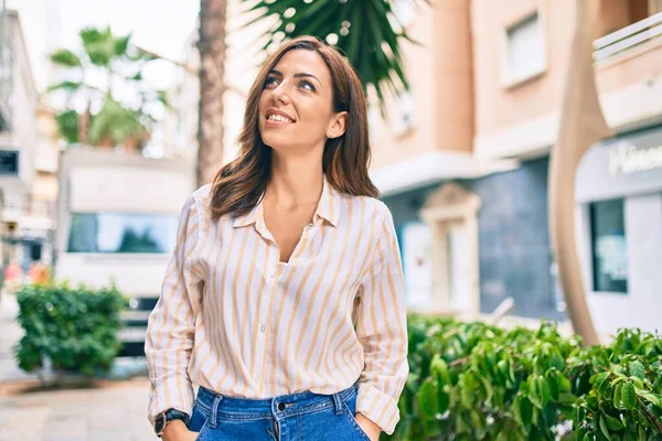 Joven Mujer Hispana Sonriendo Feliz Caminando Por Ciudad — Foto de Stock