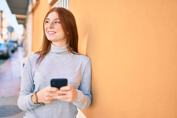 Νεαρή Ιρλανδή Έφηβη Χαμογελώντας Ευτυχισμένη Χρησιμοποιώντας Smartphone Στην Πόλη — Φωτογραφία Αρχείου