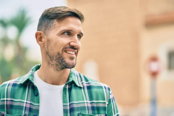 Giovane Uomo Caucasico Sorridente Felice Piedi Alla Città — Foto Stock