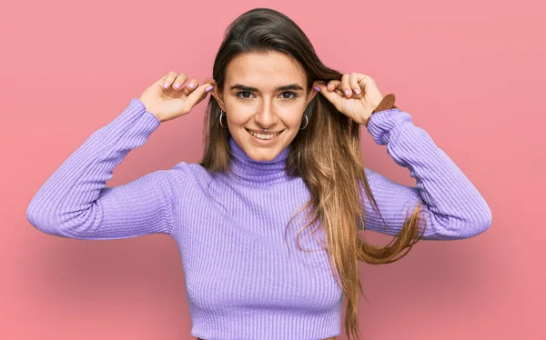 Jonge Spaanse Vrouw Met Casual Kleding Lachende Trekkende Oren Met — Stockfoto