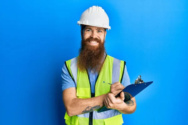 Homem Ruivo Com Barba Longa Usando Capacete Segurança Segurando Prancheta — Fotografia de Stock