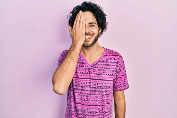 Bonito Homem Hispânico Vestindo Camiseta Rosa Casual Cobrindo Olho Com — Fotografia de Stock