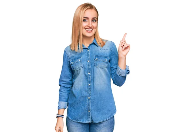 Belle Femme Caucasienne Portant Une Veste Décontractée Denim Avec Grand — Photo