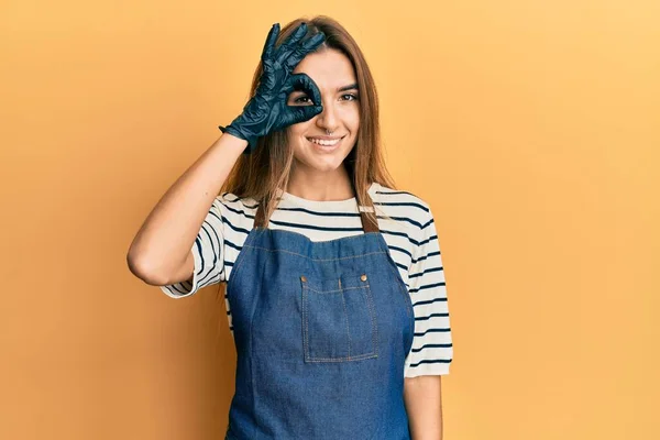 Ung Latinamerikansk Kvinna Bär Barberare Förkläde Ler Glad Gör Tecken — Stockfoto