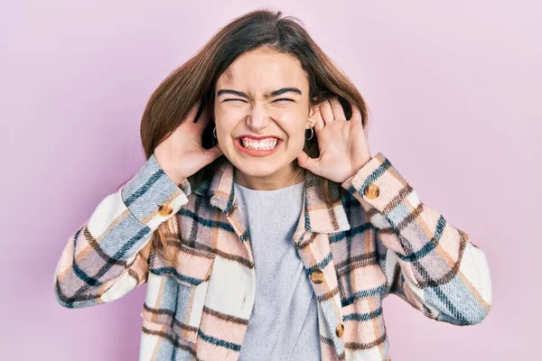 Menina Caucasiana Jovem Vestindo Roupas Casuais Tentando Ouvir Ambas Mãos — Fotografia de Stock