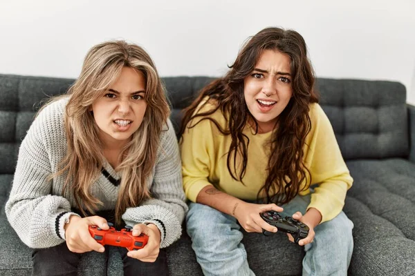 Giovane Coppia Urlando Giocando Videogioco Casa — Foto Stock