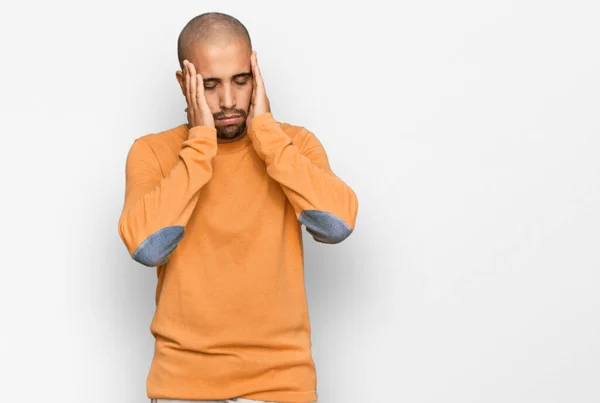 ストレスのために頭の痛みのために頭の上に手でカジュアルな冬のセーターを身に着けているヒスパニック系成人男性 片頭痛 — ストック写真