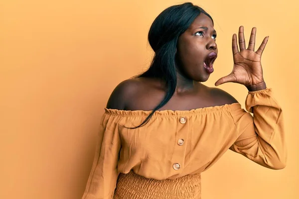 Afrikaanse Jonge Vrouw Draagt Casual Kleding Schreeuwen Schreeuwen Luid Naar — Stockfoto