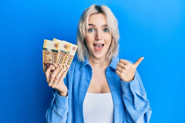 Menina Loira Jovem Segurando Notas Forint Húngaro Apontando Polegar Para — Fotografia de Stock