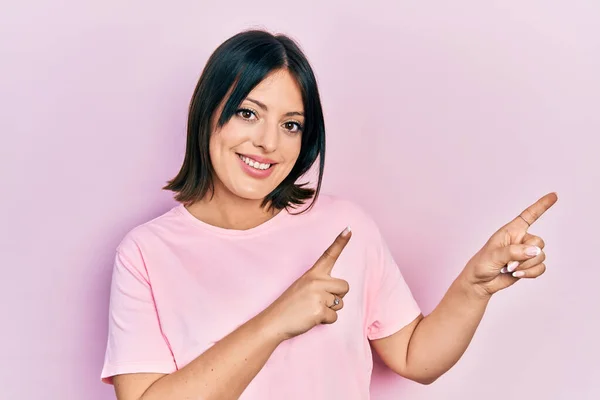 Jovem Hispânica Vestindo Camiseta Rosa Casual Sorrindo Olhando Para Câmera — Fotografia de Stock