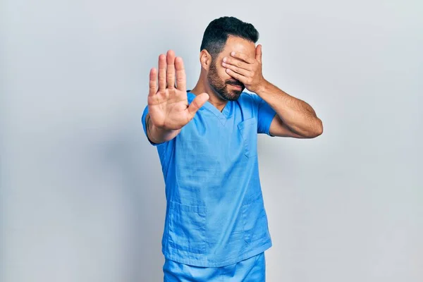 Schöner Hispanischer Mann Mit Bart Blauer Krankenschwesteruniform Der Die Augen — Stockfoto