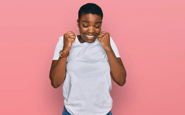 Jonge Afro Amerikaanse Vrouw Draagt Casual Wit Shirt Opgewonden Voor — Stockfoto