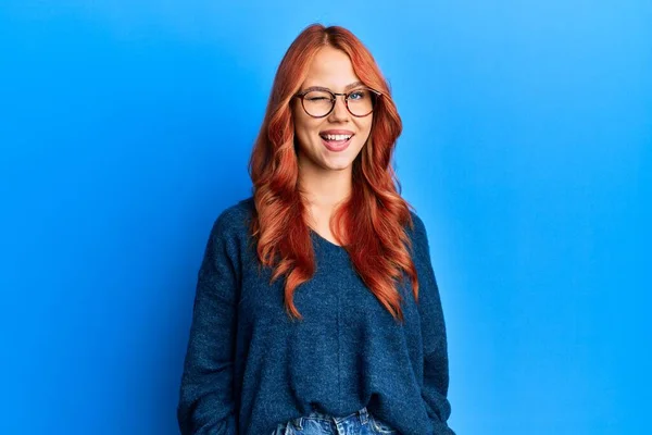 Fiatal Gyönyörű Vörös Hajú Visel Alkalmi Pulóver Szemüveg Felett Kék — Stock Fotó