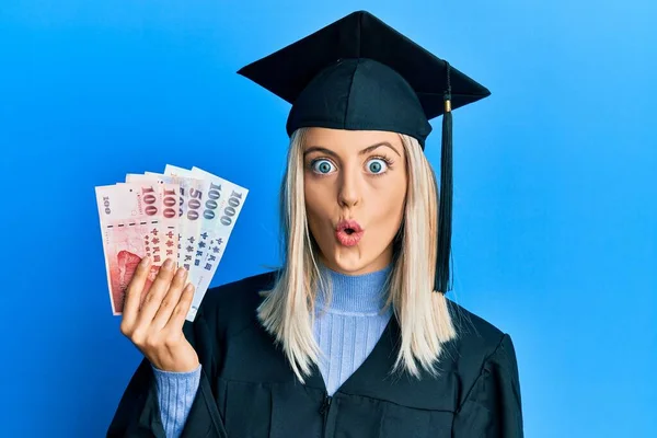 Hermosa Mujer Rubia Con Gorra Graduación Bata Ceremonia Sosteniendo Nuevo — Foto de Stock