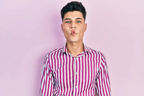 Mladý Hispánec Neformálním Oblečení Dělá Rybí Obličej Rty Bláznivým Komickým — Stock fotografie