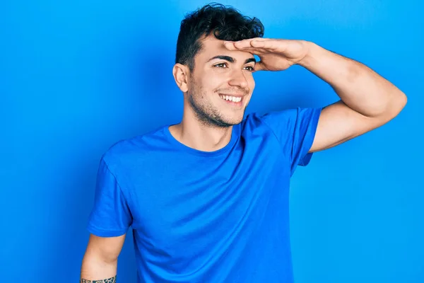 Günlük Mavi Tişört Giyen Genç Spanyol Adam Çok Mutlu Gülümsüyor — Stok fotoğraf