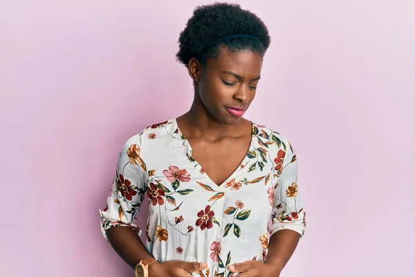 Chica Afroamericana Joven Que Usa Ropa Casual Con Mano Estómago —  Fotos de Stock