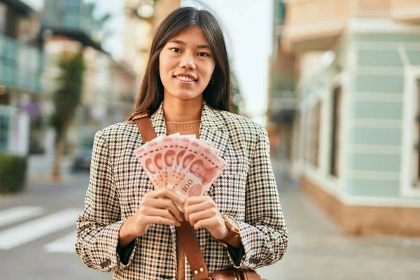 Jovem Mulher Negócios Asiática Sorrindo Feliz Segurando Notas Yuan Chinês — Fotografia de Stock