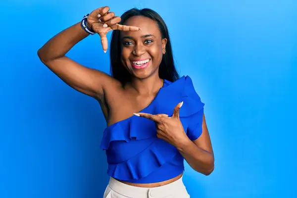Junge Afrikanerin Lässiger Kleidung Vor Blauem Hintergrund Lächelnd Mit Händen — Stockfoto