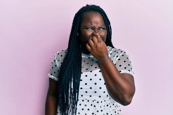 Joven Mujer Negra Con Trenzas Vestida Con Ropa Casual Oliendo —  Fotos de Stock