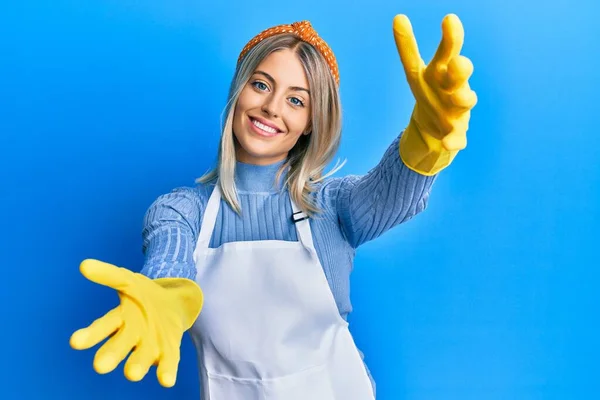 Beautiful Blonde Woman Wearing Cleaner Apron Gloves Looking Camera Smiling — Stock Photo, Image