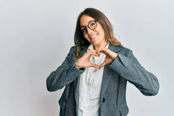 Mulher Morena Jovem Conversando Rosto Feliz Smartphone Sorrindo Com Braços — Fotografia de Stock